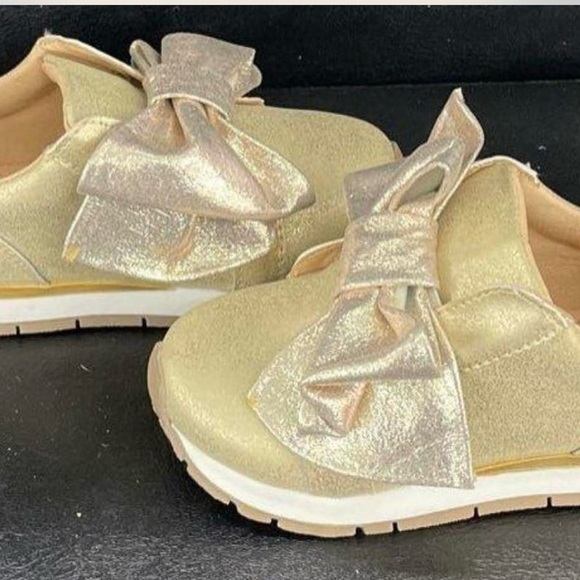 Gold Sneaker with Bow and Shimmer - Picture 3 of 4